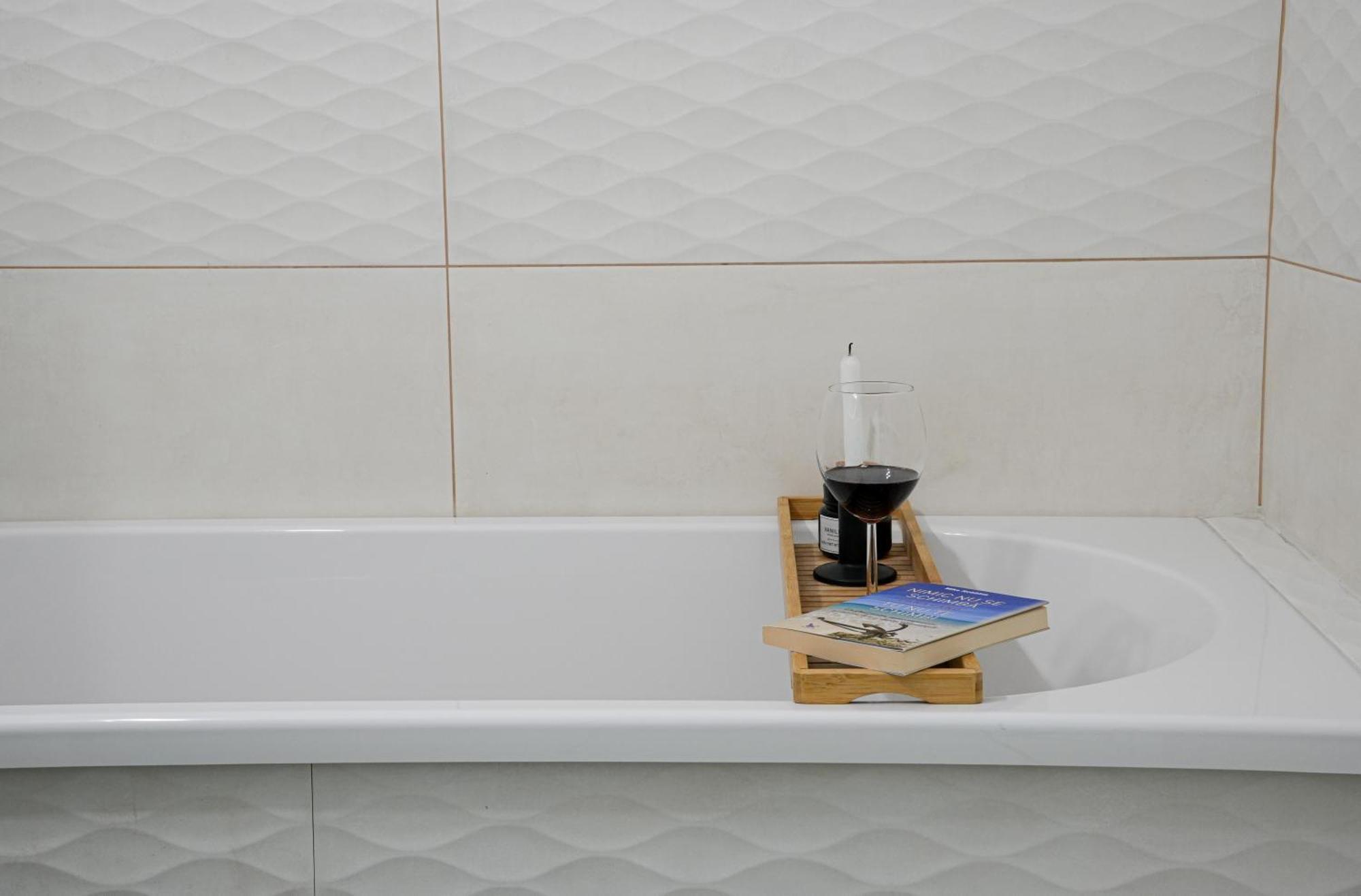Gabi - Chic Apt With Parking Close To Veranda Mall ブカレスト エクステリア 写真